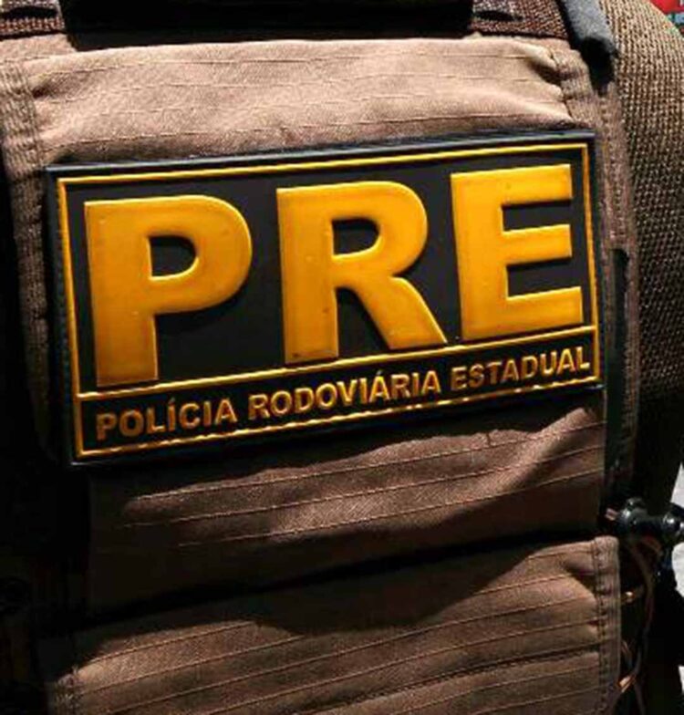 Homem perde controle da direção e colidi contra barranco na PR-323