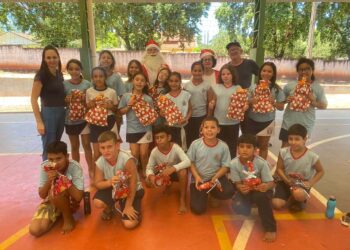 Prefeitura entrega brinquedos para alunos da rede municipal