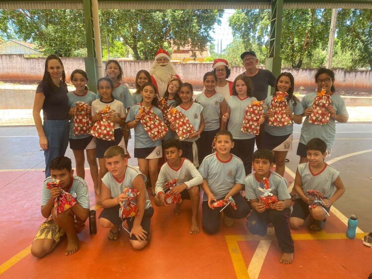 Prefeitura entrega brinquedos para alunos da rede municipal