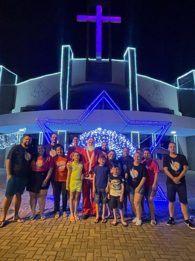 Grupo de cursilhistas faz doações de lanches e suco para crianças em Paranavaí