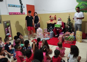 Grupo de jovens faz doações de brinquedos e alimentos em CMEI de Terra Rica