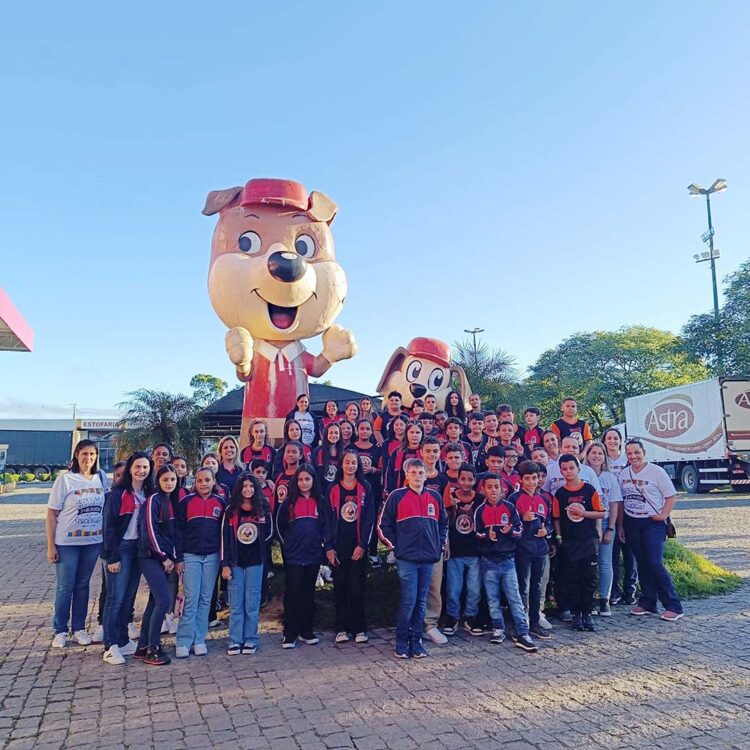 Alunos de São João do Caiuá são presenteados com viagem a Curitiba e Morretes