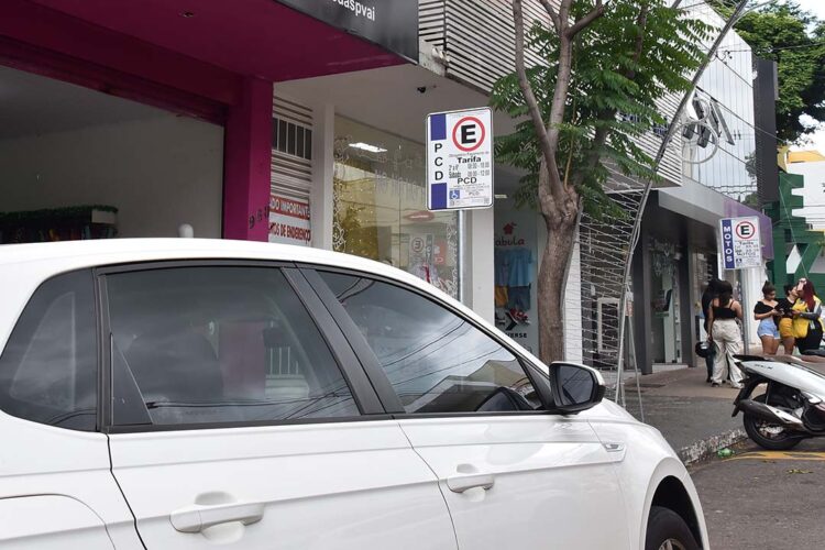 Projeto destina vagas de estacionamento para autistas e acompanhantes