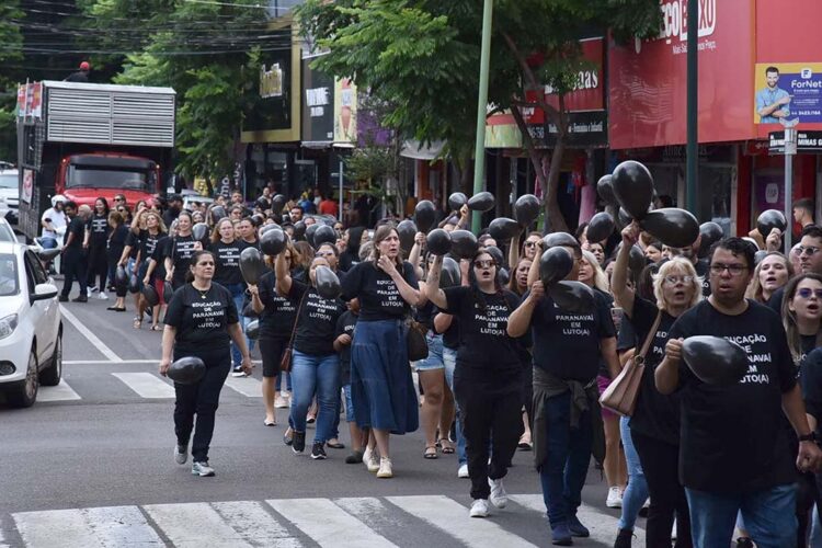 Com defasagem salarial, professores e agentes de apoio educacional aguardam resposta da Prefeitura sobre reajuste salarial