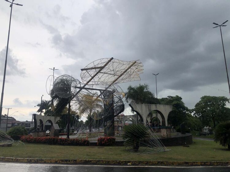 Temporal causa estragos e centenas  de imóveis ficam sem energia em Paranavaí