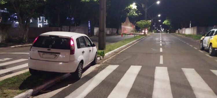 Motorista é preso após colidir contra árvore no Jardim Ouro Branco