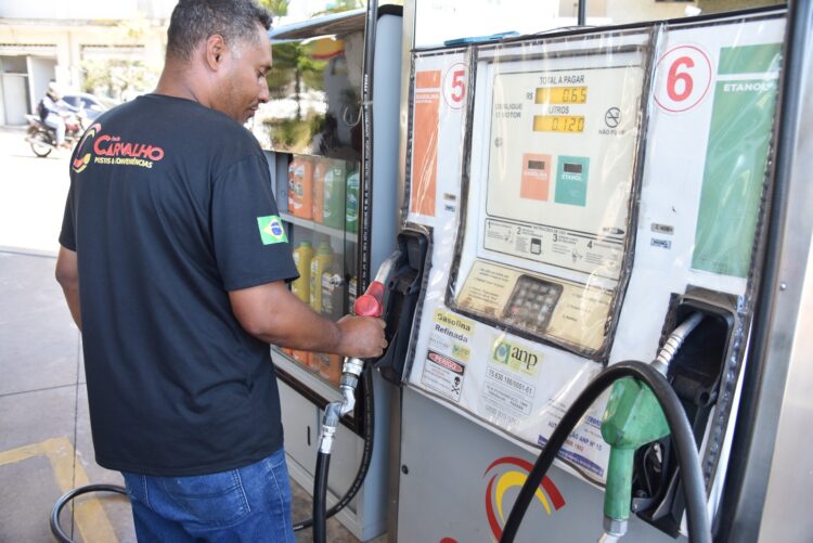 Petrobras anuncia redução de R$ 0,30 no preço do diesel