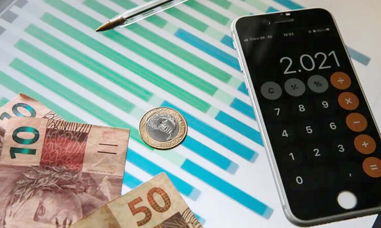 Mercado financeiro reduz previsões para inflação e câmbio