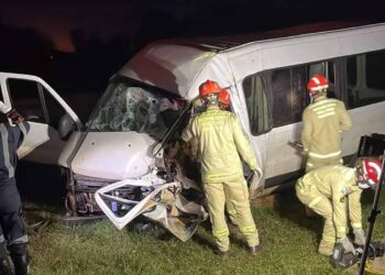 Homem morre e outro fica ferido após van colidir contra árvore na PR-498