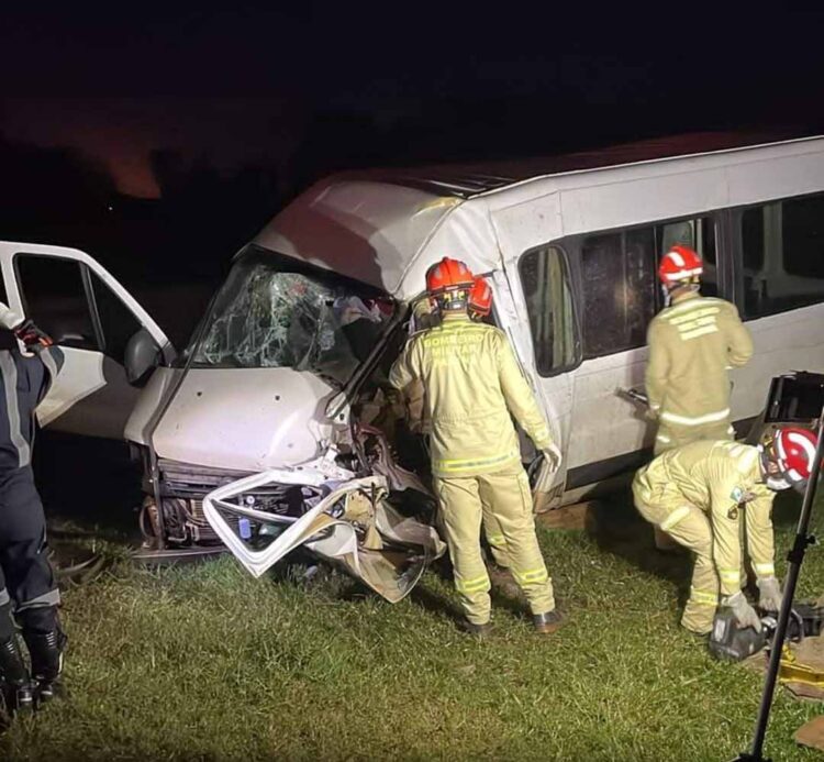 Homem morre e outro fica ferido após van colidir contra árvore na PR-498