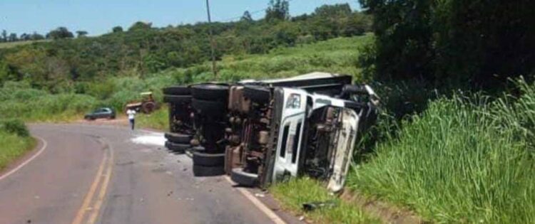 Homem tomba caminhão, espalha carga pela rodovia e fica ferido no Distrito de Graciosa