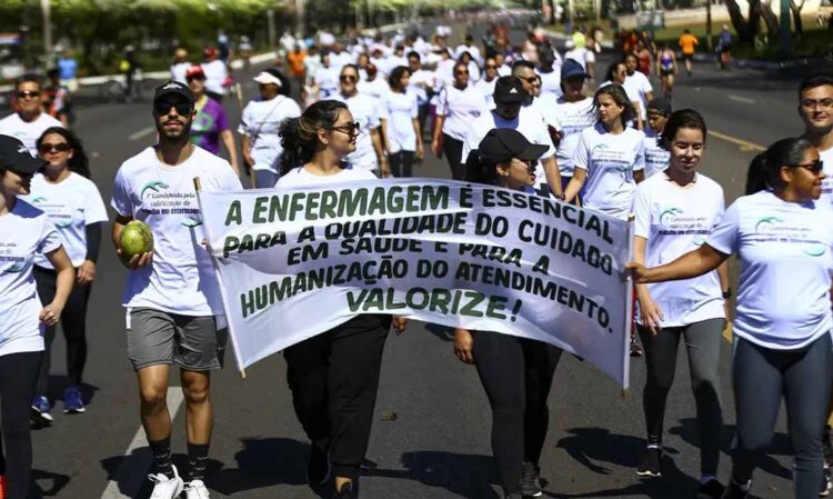 STF deve finalizar julgamento de recursos sobre piso da enfermagem