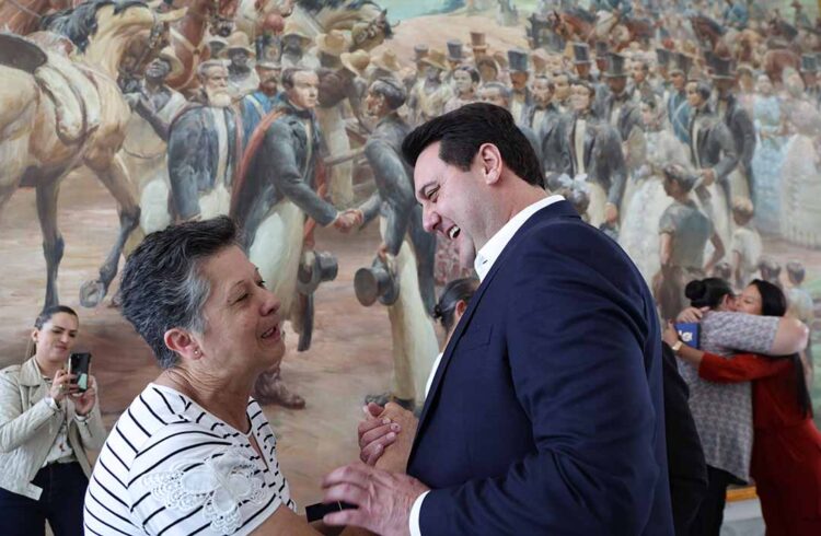 Governador sanciona lei que moderniza carreira dos funcionários da educação básica