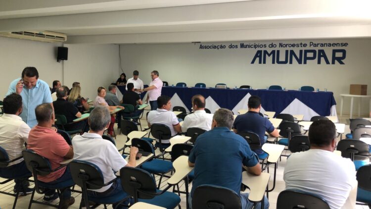 Prefeitos da região se reúnem para eleição na Amunpar: disputa entre Julio Leite e Fran Boni