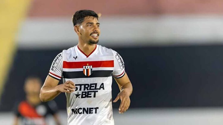 Guilherme Madruga vence Prêmio Puskás por golaço de bicicleta