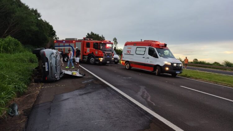 Carro tomba após colidir contra barranco e deixa quatro feridos na BR-376