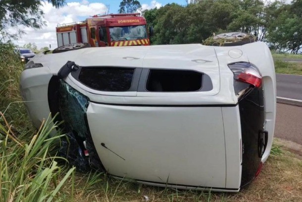 Mulher fica ferida em capotamento na BR-376 em Paranavaí