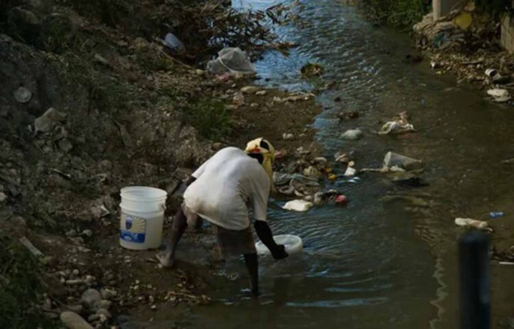 População atendida com tratamento de esgoto caiu entre 2021 e 2022