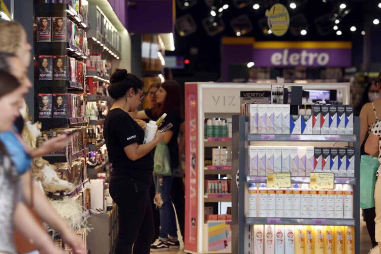 Comércio do Paraná cresce 2,3% em novembro e tem o melhor desempenho do Sul