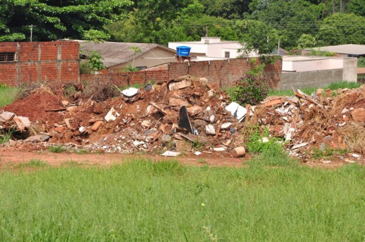 Aprovado requerimento que pede intensificação na fiscalização de terrenos baldios
