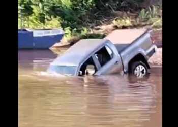 Caminhonete cai no Rio Ivaí