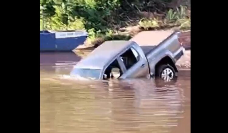Caminhonete cai no Rio Ivaí