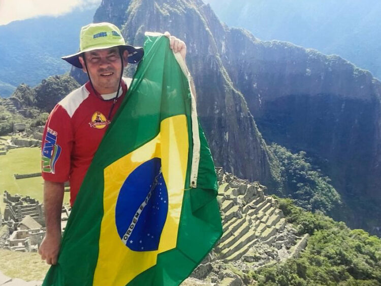 Aqui, ali, acolá. Viajante do mundo, Claudinho  já conheceu 101 países e pretende ampliar a lista