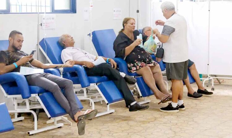 Hidratação é palavra de ordem, diz secretária de Saúde sobre dengue