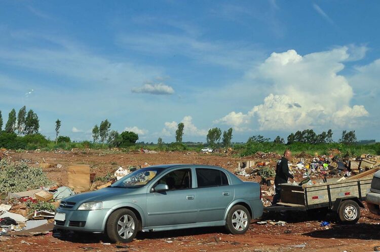 Moradores voltam a pedir o fim do descarte  de lixo no “Buracão” da Vila Operária