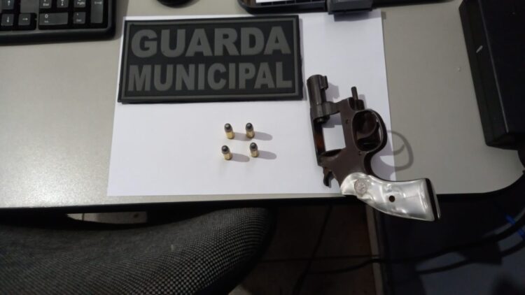 Homem dirige na contramão, foge da GM e é preso por porte ilegal de arma de fogo