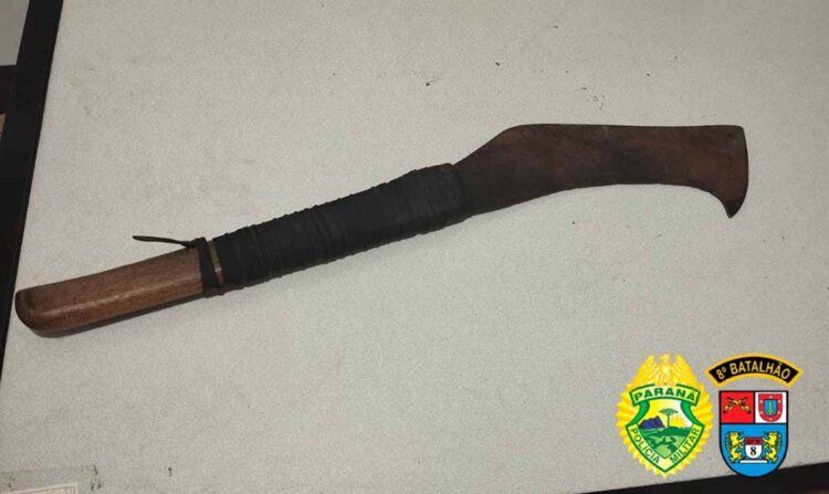 Homem agride mulher com facão e é preso pela Polícia Militar