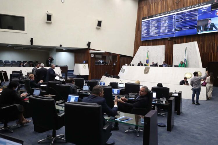 Aprovado projeto que busca minimizar impactos pelo uso excessivo de telas por crianças e adolescentes