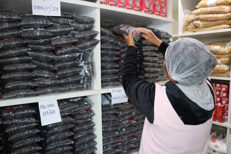 Governo conclui entrega da 1ª remessa de alimentos da merenda