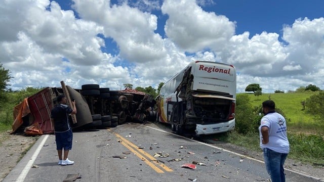 Caminhoneiro de Paranavaí morre em colisão contra ônibus na Bahia