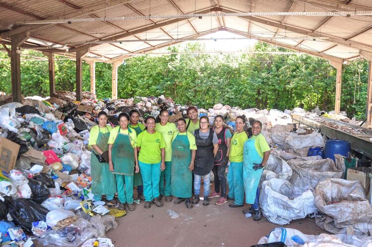 Mulheres dão sentido ao lixo e às próprias vidas em cooperativa de recicláveis