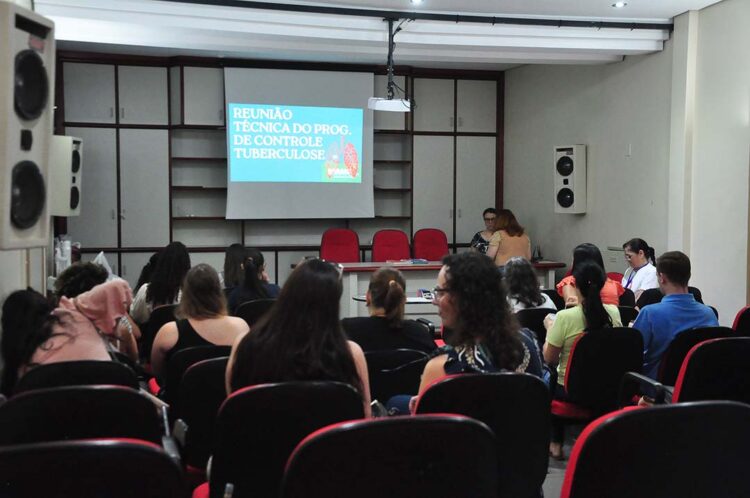 Profissionais de saúde participam de reunião técnica sobre tuberculose