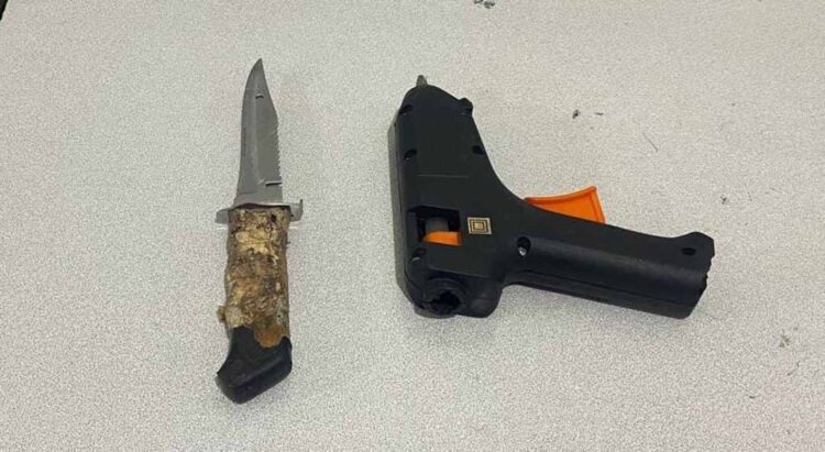 Casal com pistola de cola quente é preso por tentativa de roubo