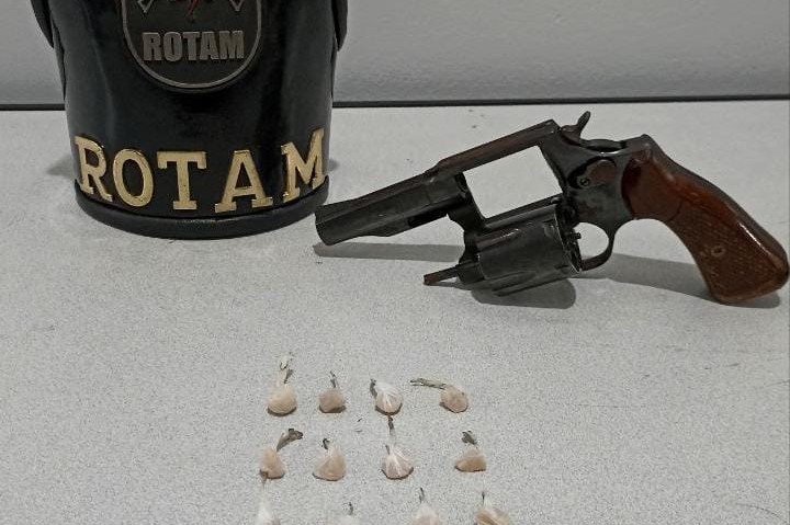 Homem é preso com revólver e pedras de crack no Jardim São Jorge