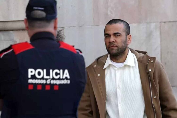 Daniel Alves se apresenta pela 1ª vez à Justiça após liberdade provisória