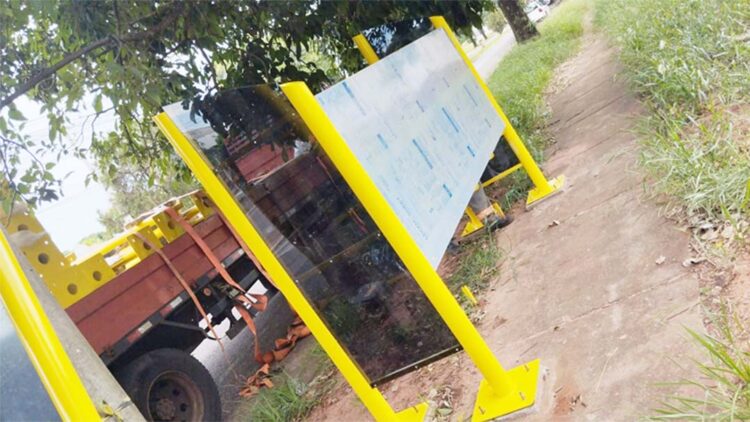 Município inicia instalação de novos abrigos metálicos de ônibus em Paranavaí