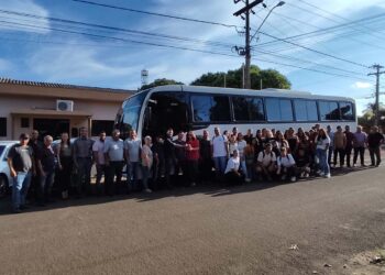 Prefeitura entrega ônibus para transporte de universitários e carros para Secretaria de Saúde