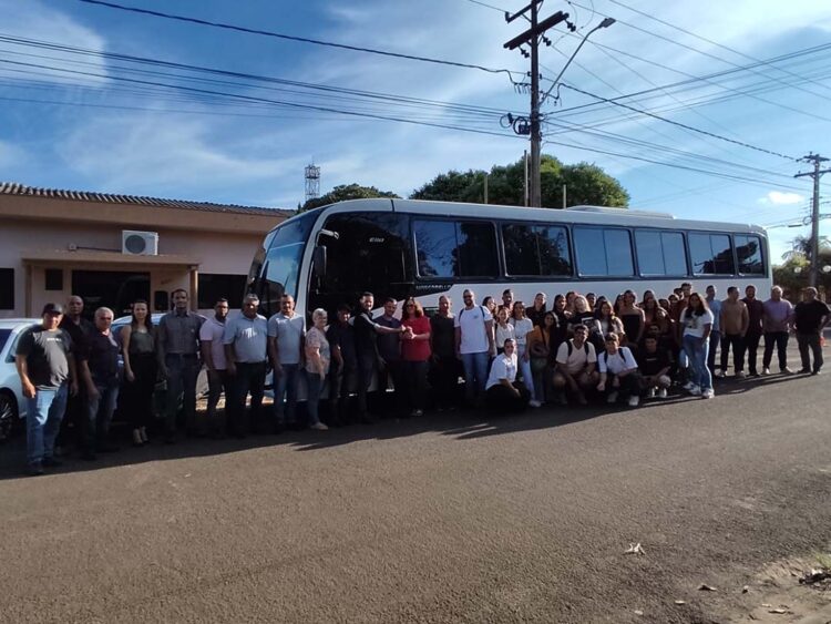 Prefeitura entrega ônibus para transporte de universitários e carros para Secretaria de Saúde
