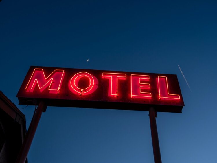 Casal passa a noite em motel e alega não ter dinheiro para pagar a conta