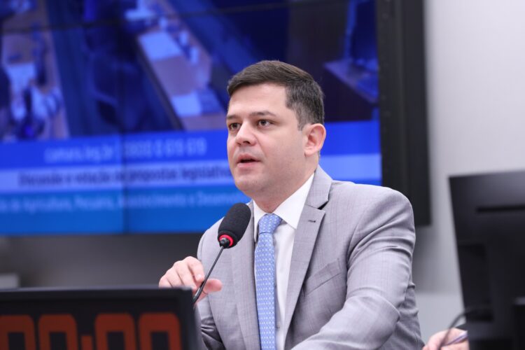 Deputado Tião Medeiros apresenta medida contra resolução da Anvisa que regulamenta a produção da carne sintética no Brasil