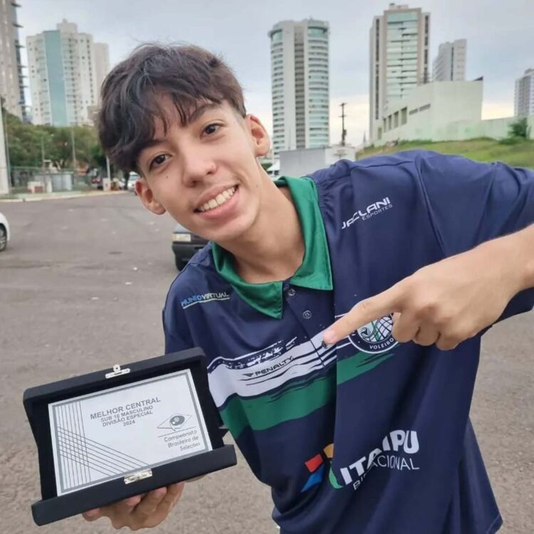 Atleta de Paranavaí ganha prêmio  de melhor central sub-16 de voleibol