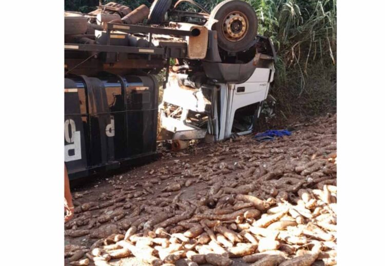 Caminhão carregado de mandioca tomba e espalha carga pela pista na PR-218