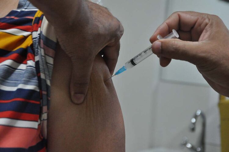 Atuação extramuros amplia cobertura vacinal contra a gripe em Planaltina do Paraná