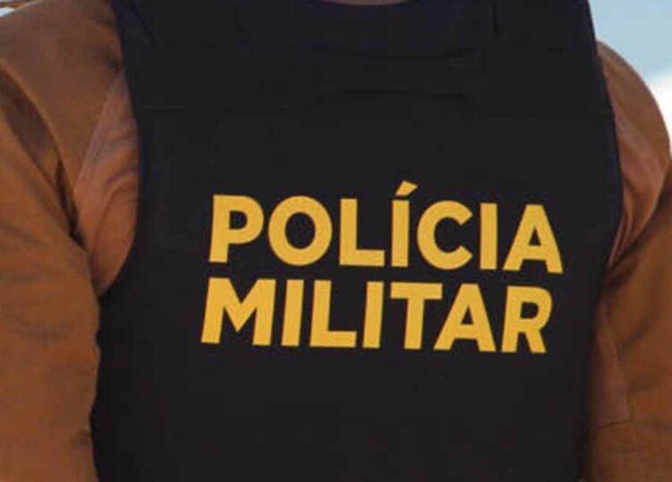 Dois homens são presos pela Polícia Militar com mandados em aberto