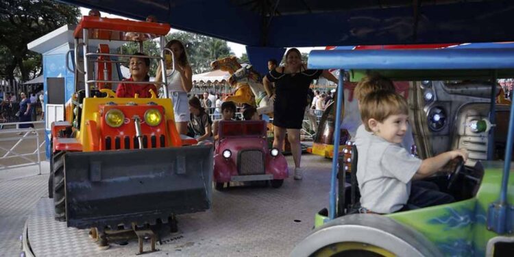 Pessoas com autismo e PcD terão tarde gratuita nos brinquedos da Expoingá