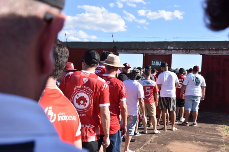 Torcedores do ACP comparecem em bom número para jogo contra Iguaçu; assista